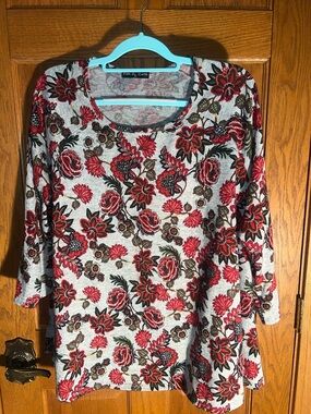 Kim & Cami Gray Scoop Neck Tunic with Red Floral Print